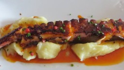 Recepta de cuina de Pop brasejat a l'oli de pebre vermell de la Vera